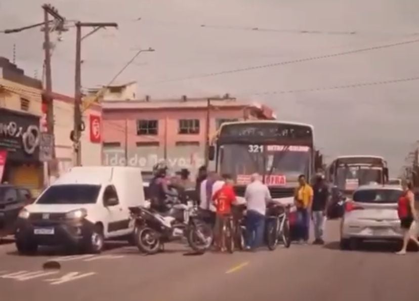 Acidente envolvendo um coletivo e um motociclista