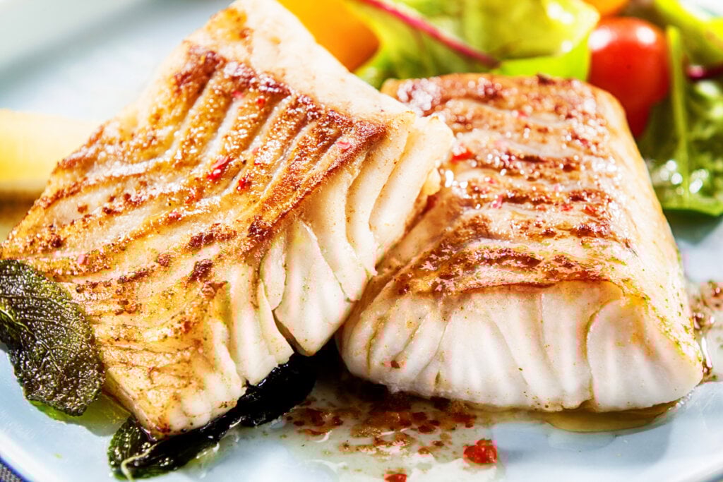 O peixe grelhado pode completar o almoço sem glúten e lactose (Imagem: stockcreations | Shutterstock)