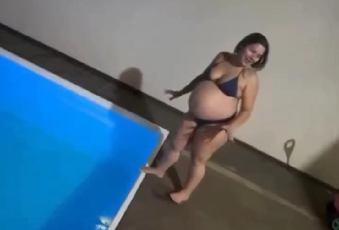 Imagem - Mulher grávida de 9 meses dá mortal em piscina e assusta o pai da criança; assista
