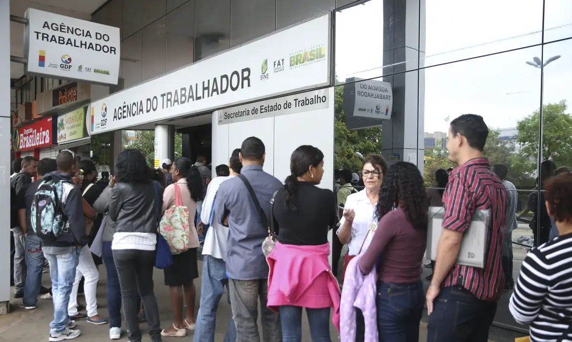 (Piso segue o salário mínimo e aumenta para R$ 1.518)