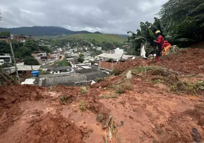 Atualização aponta 10 mortos após desabamentos na região de Ipatinga causados pelas chuvas.