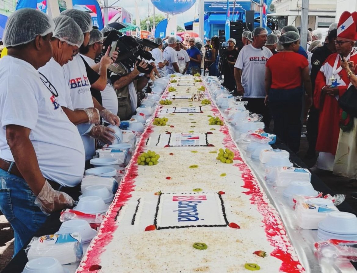 Cerca de 3 mil pessoas compareceram na cerimônia do corte do bolo do aniversário de Belém
