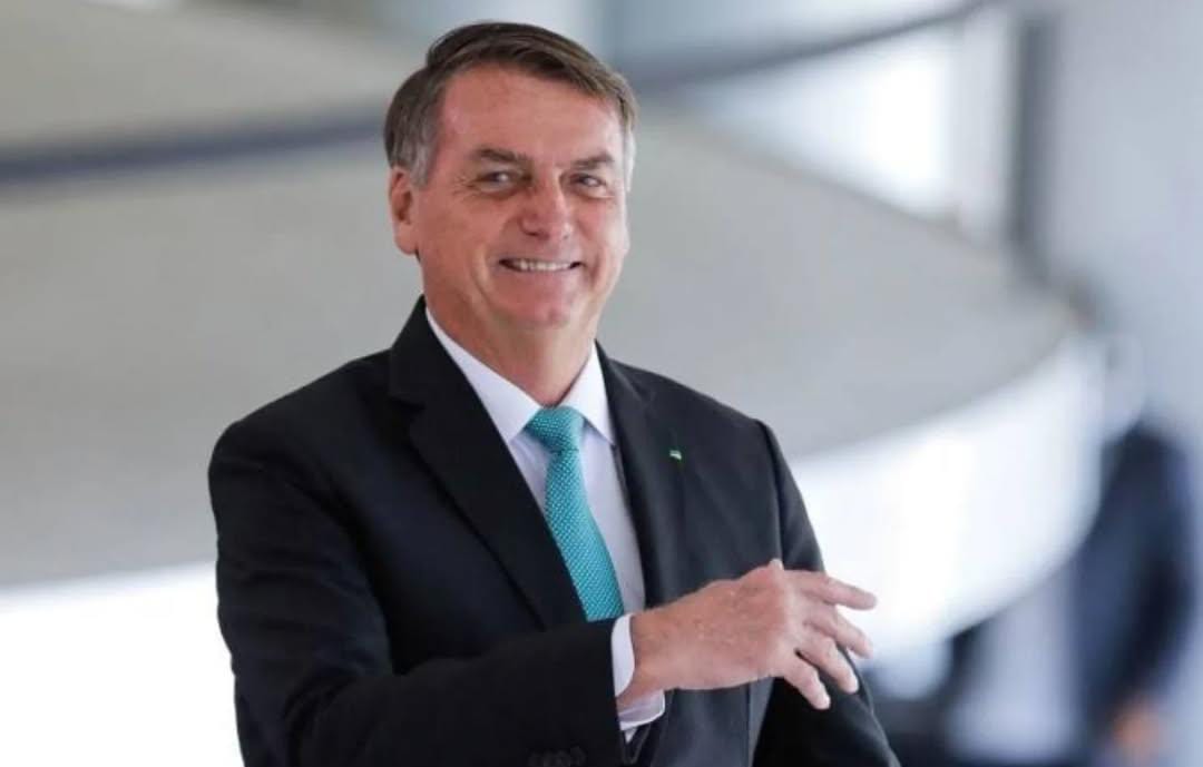 (Defesa de Bolsonaro diz que apresentará convite para posse de Trump após exigência do STF.)