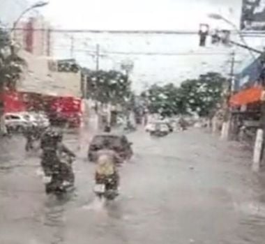 Imagem - Vídeo: chuva intensa causa alagamentos e complica o trânsito na Grande Belém