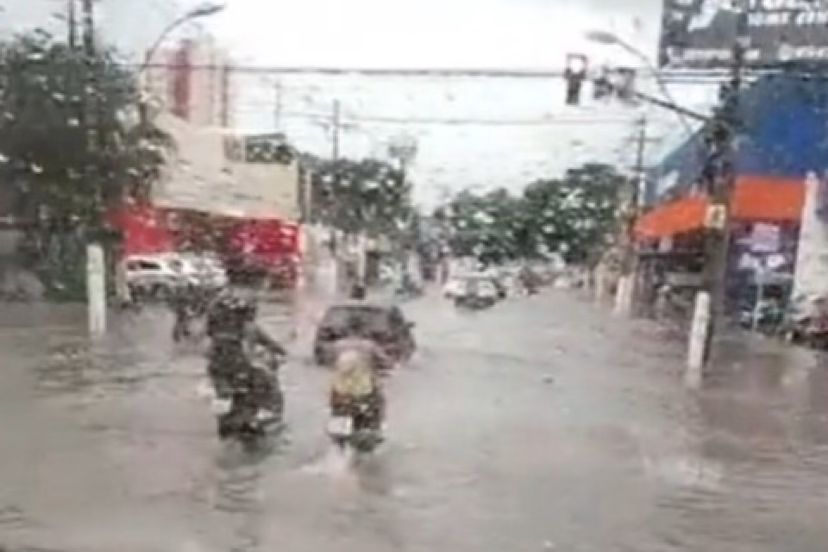 Alagamento no cruzamento da Avenida Alcindo Cacela com Rua dos Mundurucus, em Belém.