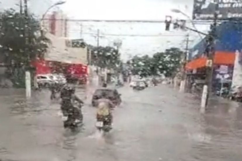 Imagem - Vídeo: chuva intensa causa alagamentos e complica o trânsito na Grande Belém