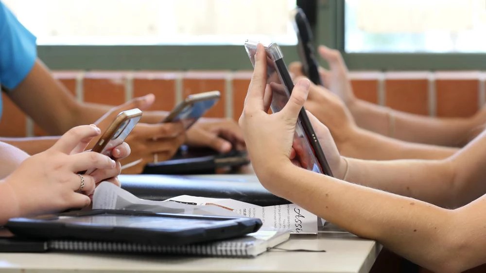 Será permitido o celular para acessibilidade, inclusão e atender às condições de saúde dos estudantes.