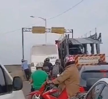 Imagem - Vídeo: acidente entre van e caminhão cegonha deixa trânsito bloqueado no elevado do entrocamento, em Belém