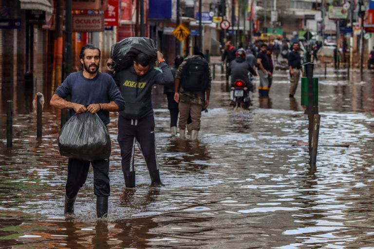 Reconstrução do Rio Grande do Sul após enchentes e ações contra incêndios e estiagem na região Norte são destaques.