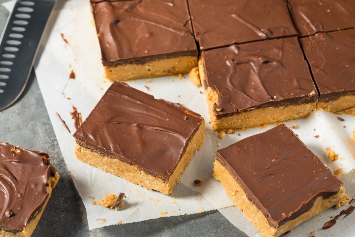 Barrinha de pasta de amendoim com chocolate (Imagem: Brent Hofacker | Shutterstock)