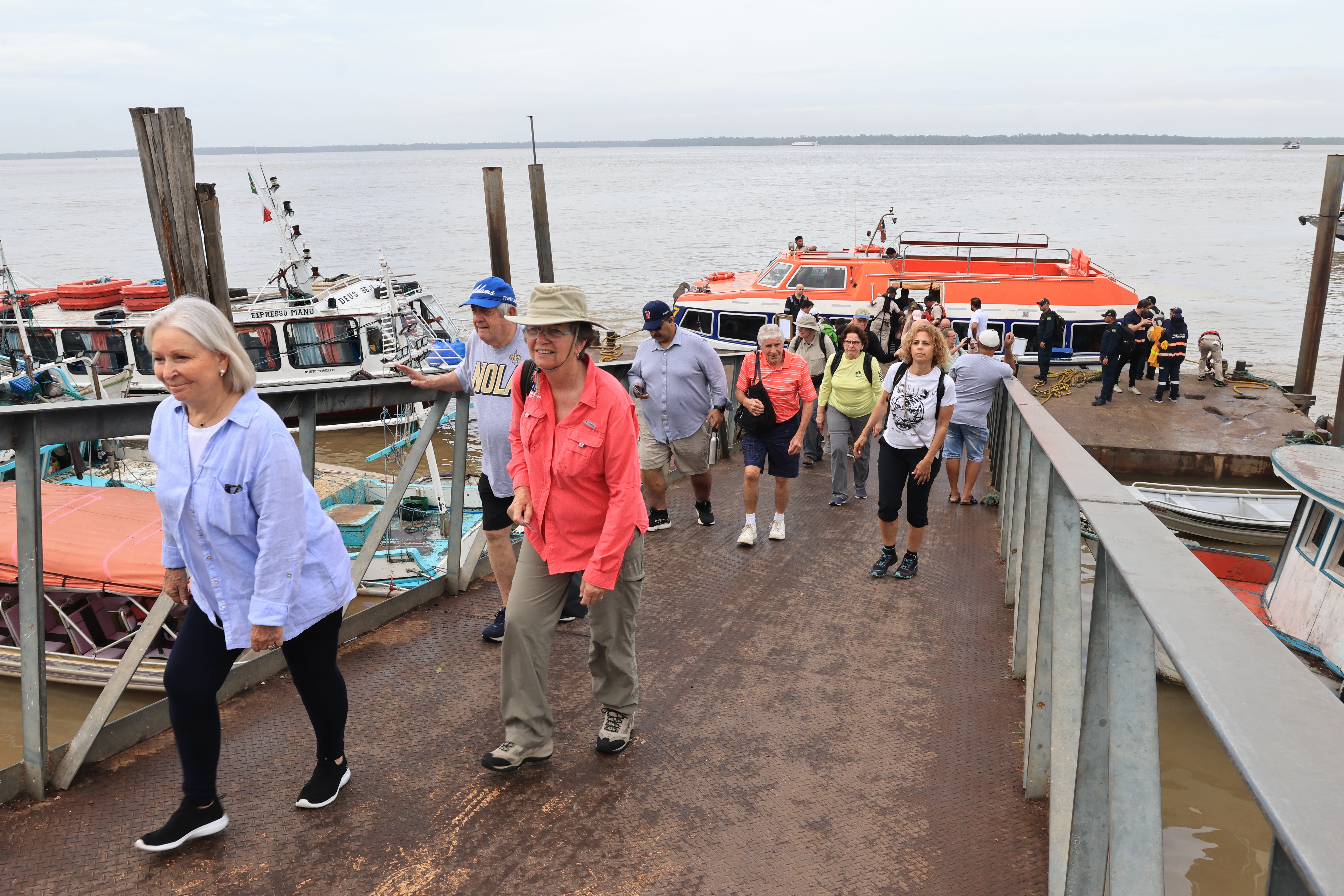 Chegada de turistas estrangeiros ao trapiche de Icoaraci nesta quinta-feira, 16