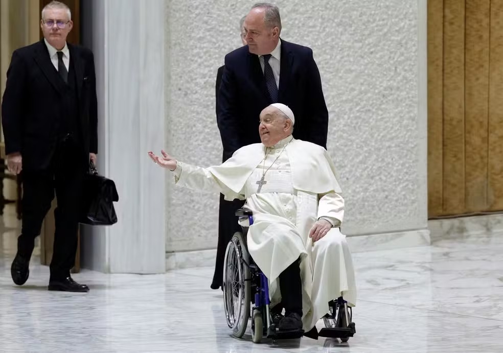 “Estou bem”, exlamou ele. “A Igreja é governada usando a cabeça e o coração, não as pernas.”