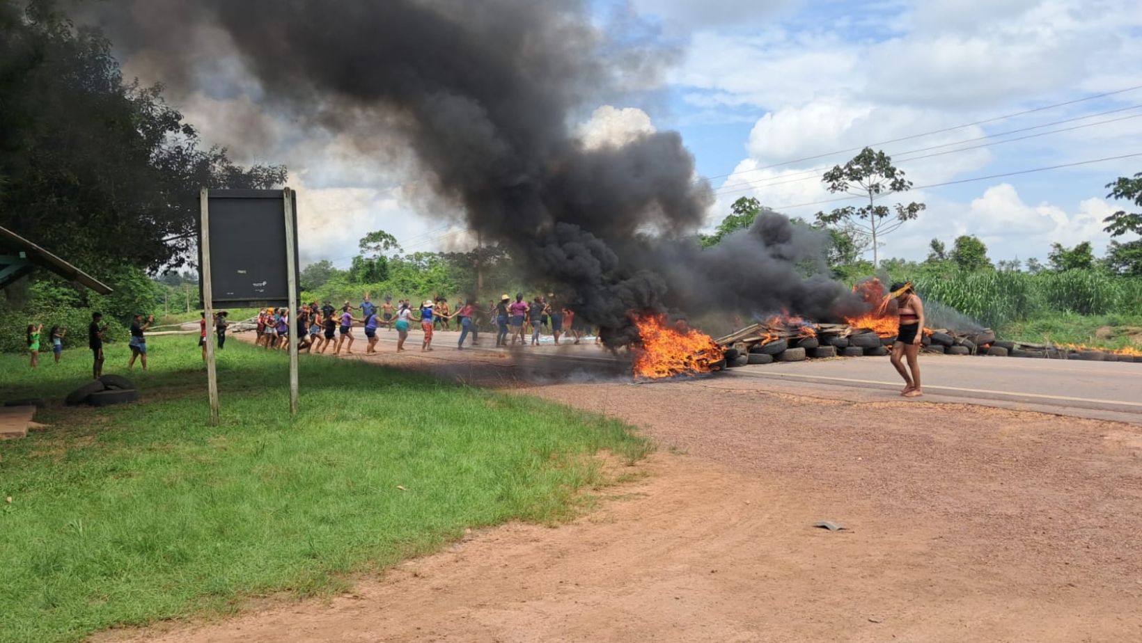 Imagem - Indígenas bloqueiam BR-163, no Pará, em apoio à ocupação na Seduc