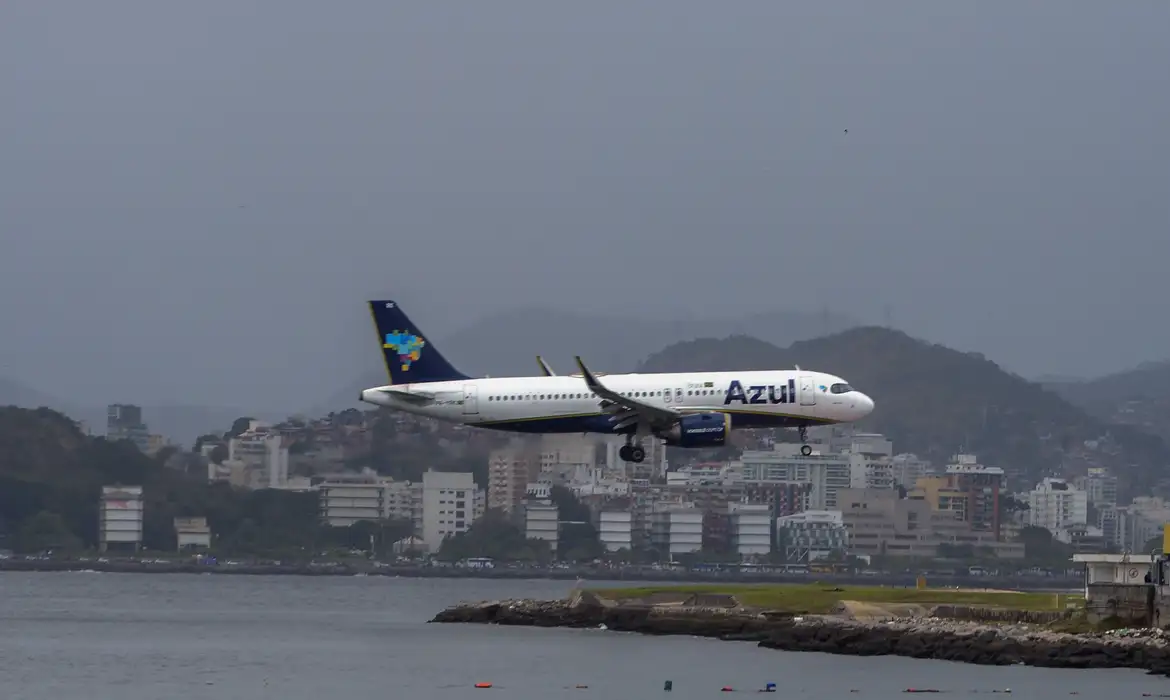 Preço médio de passagens aéreas diminuiu 5,1% em 2024, diz ministro.