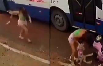 Vídeo: motorista desvia de buraco e atinge mãe e bebê em carrinho