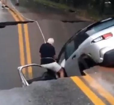 Imagem - Vídeo: carro é engolido por cratera aberta pela chuva em Santa Catarina