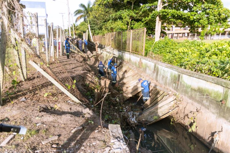 (Além da limpeza do início do Canal da Pirajá, a Prefeitura de Belém realiza o trabalho drenagem e pavimentação na via.)