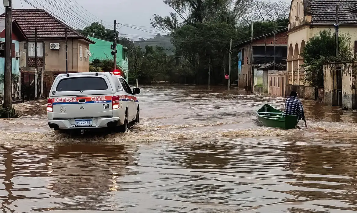 Em Porto Alegre, pode haver tempestades com fortes rajadas de ventos.