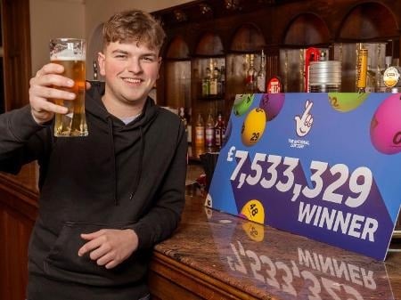 O inglês James Clarkson, de 20 anos, ganhou £ 7,5 milhões (aproximadamente R$ 56 milhões) na loteria britânica.