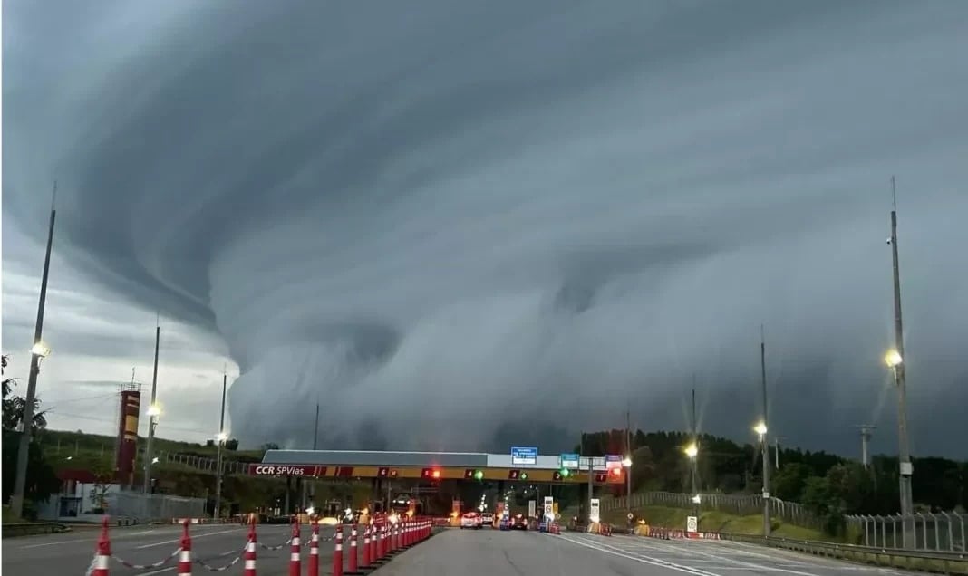 Uma "nuvem gigante" assustou moradores de Sorocaba, interior de São Paulo, na tarde de sexta-feira, 17.