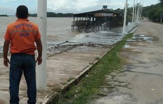 Maré alta causa transtornos a visitantes e moradores em praias de Mosqueiro, distrito de Belém