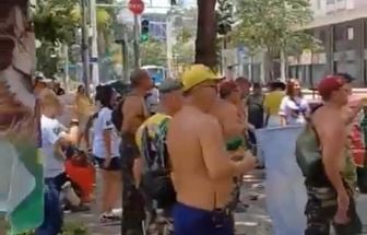 Bolsonaristas celebram posse de Trump em frente à embaixada dos EUA no Rio de Janeiro