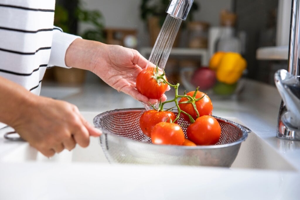 É importante realizar a higienização correta dos alimentos antes do preparo das refeições (Imagem: Ahmet Misirligul | Shutterstock)