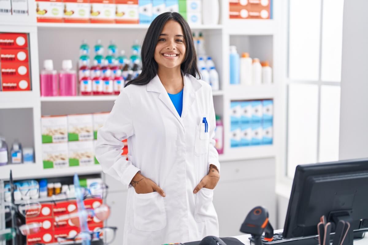 Farmacêuticos exercem um papel fundamental em áreas que conectam pesquisa, inovação e assistência direta à saúde (Imagem: Krakenimages.com | Shutterstock)