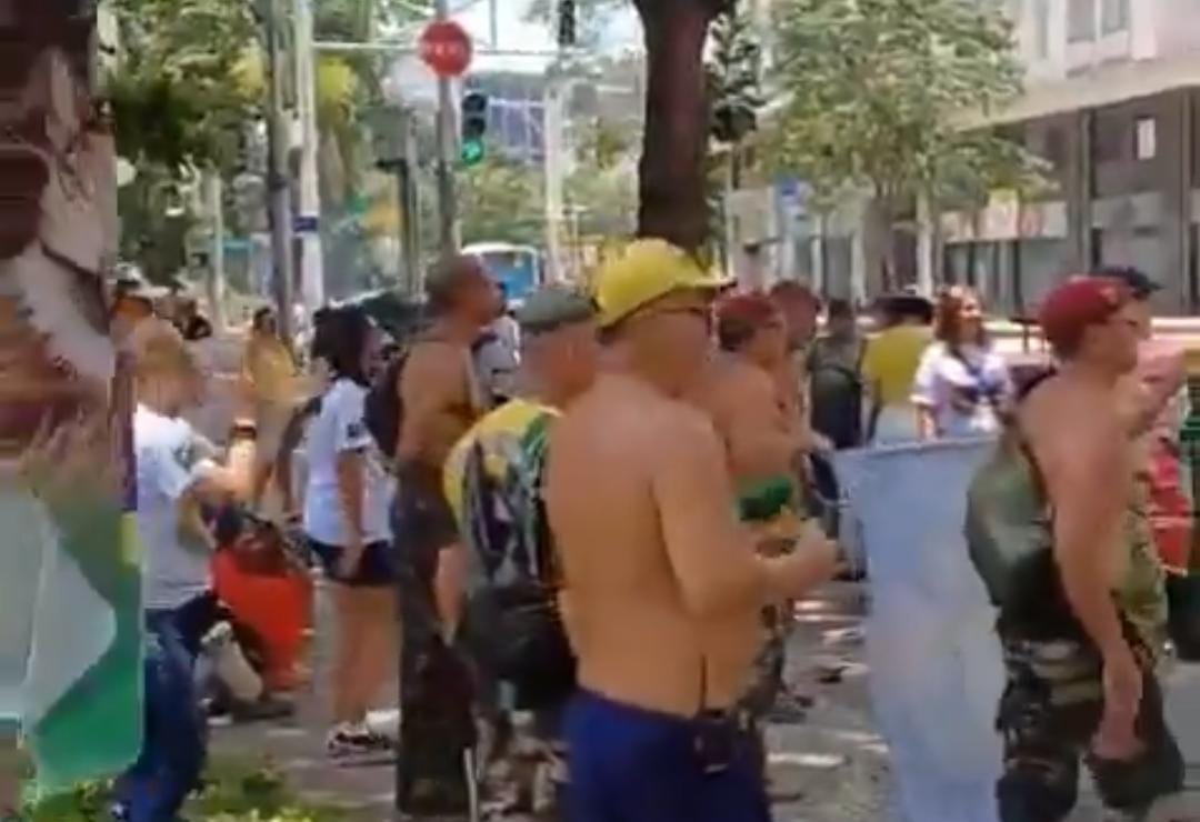 Imagem - Bolsonaristas celebram posse de Trump em frente à embaixada dos EUA no Rio de Janeiro