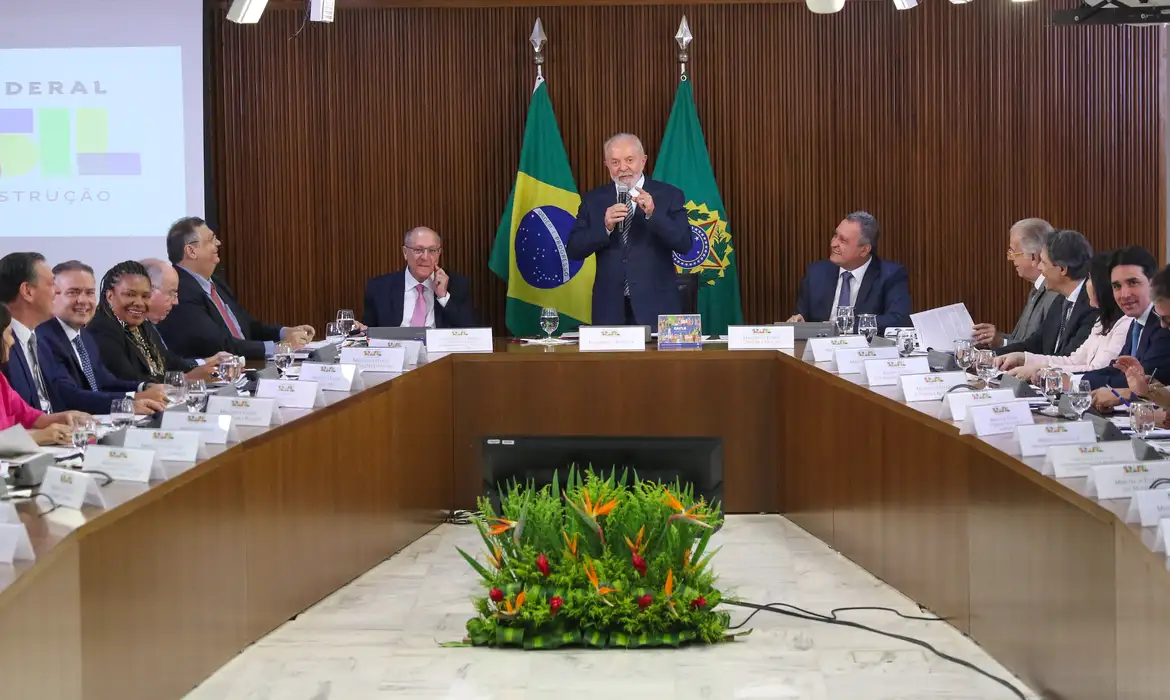 Presidente Lula durante reunião ministerial.