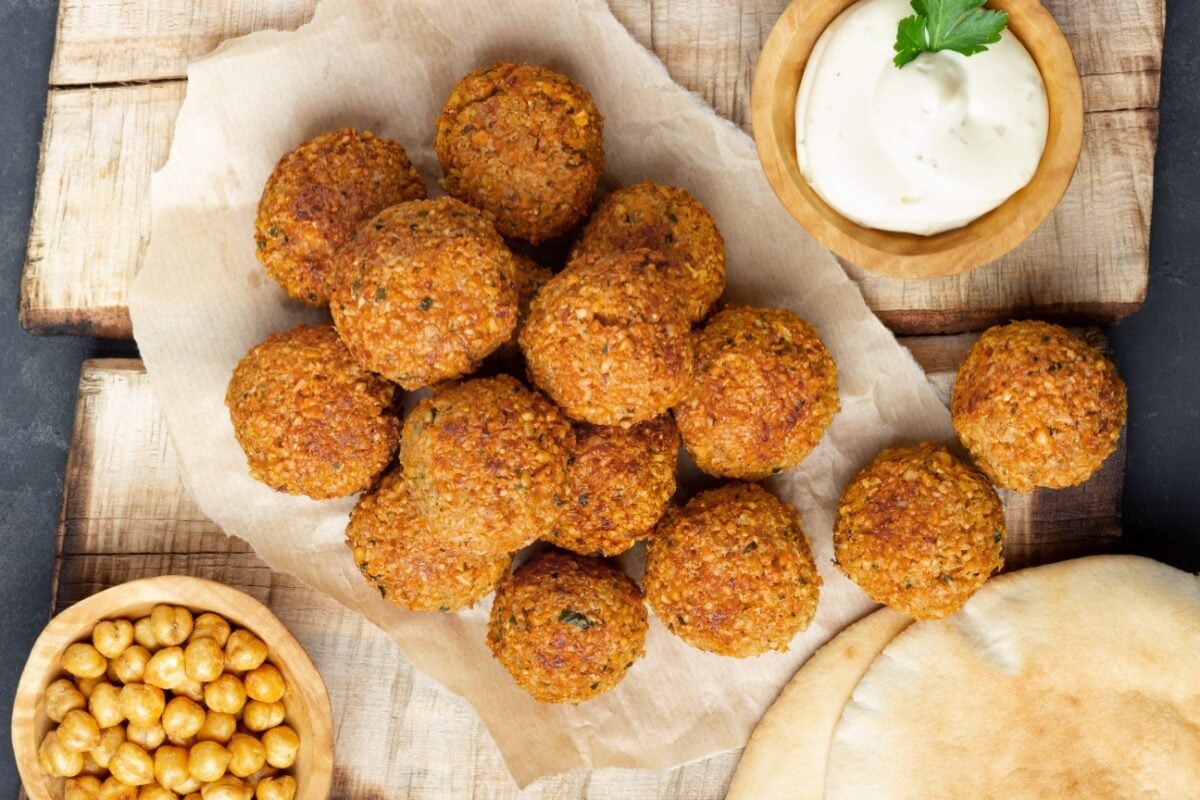 Bolinho assado de grão-de-bico e batata-doce (Imagem: Dmitrii Ivanov | Shutterstock)