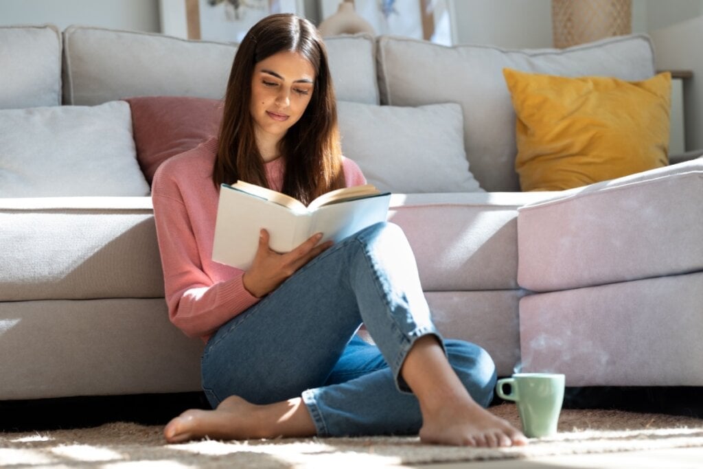 Manter um livro próximo ajuda a manter o hábito de leitura em momentos ociosos (Imagem: Josep Suria | Shutterstock)