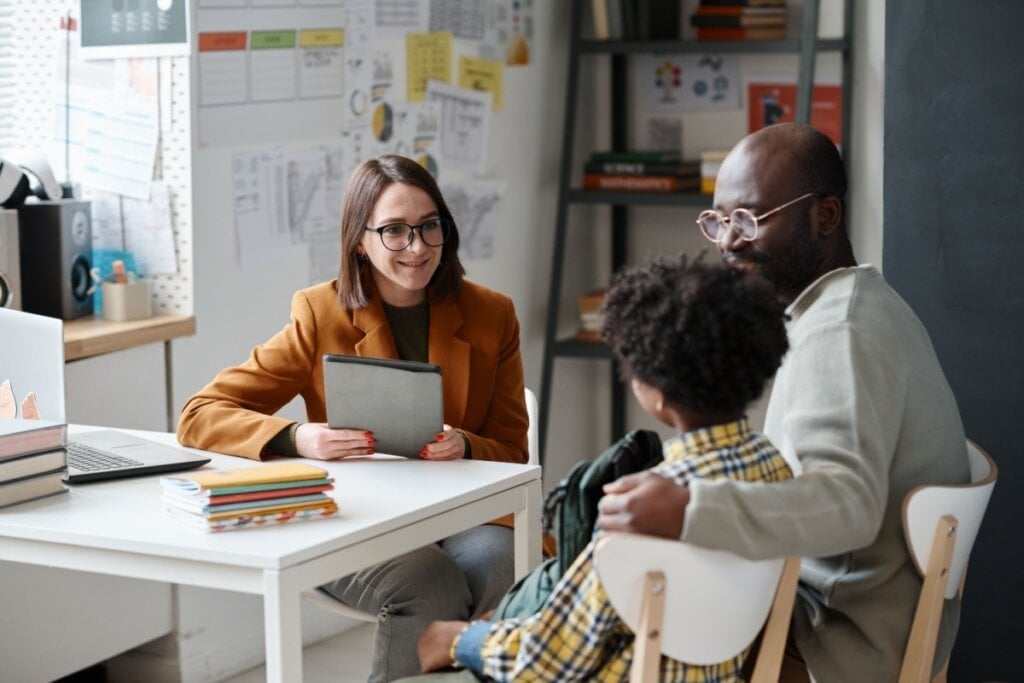 Pais, professores e especialistas devem trabalhar juntos para promover o desenvolvimento das crianças (Imagem: Media_Photos | Shutterstock)