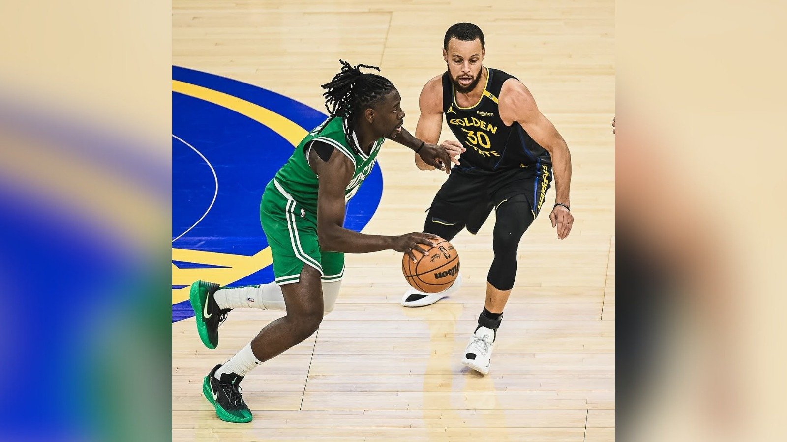 Jrue Holiday jogando contra Stephen Curry 