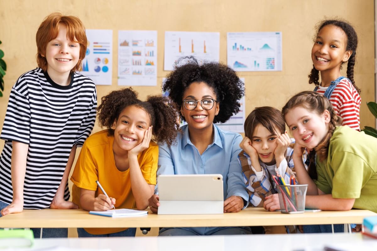 Bem-estar infantil e desempenho escolar andam juntos, formando a base para um futuro resiliente e autônomo (Imagem: Evgeny Atamanenko | Shutterstock)