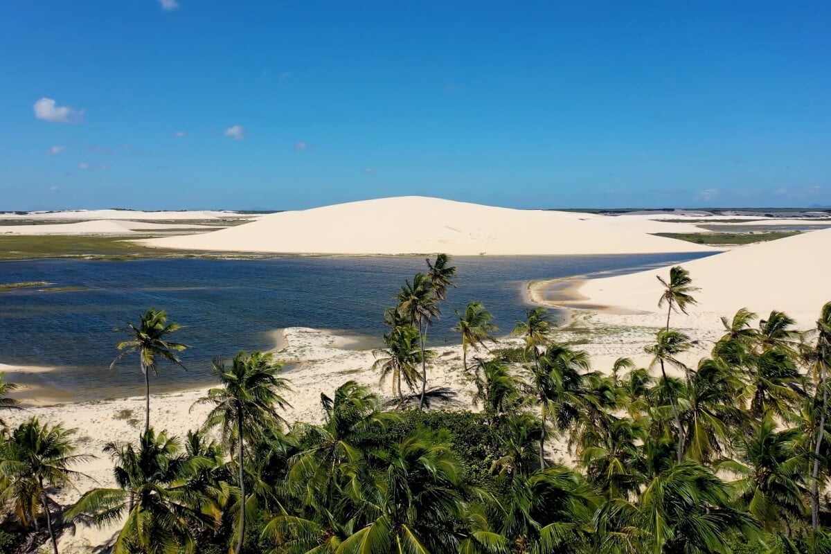 Jericoacoara tem opções de destino para todos os tipos de visitantes (Imagem: ByDroneVideos | Shutterstock)