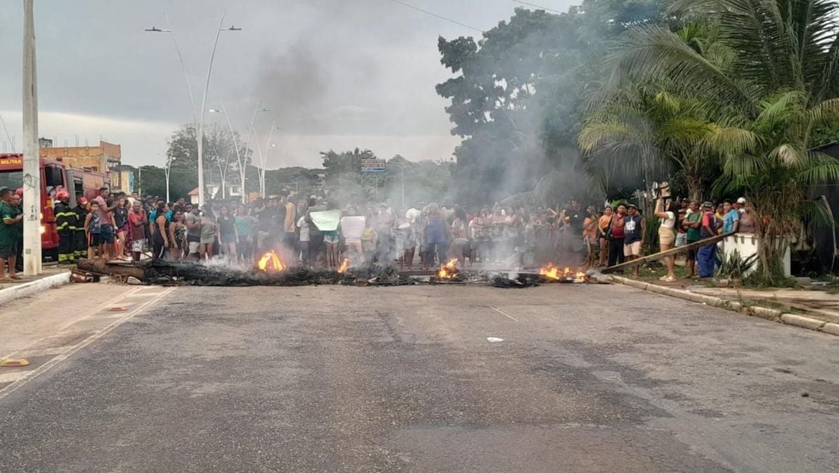 Moradores do Curió Utinga protestam contra construção de muro em condomínio e fecham avenida em Belém