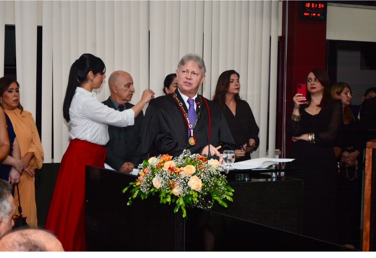 O Desembargador Leonam Gondim da Cruz Junior abriu oficialmente a sessão solene, proferindo o discurso de agradecimento e despedida, destacando a sua trajetória à frente do TRE do Pará.