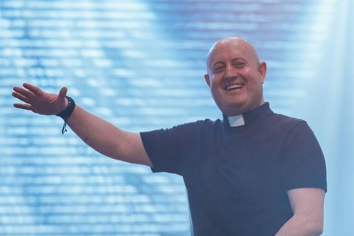 O padre Guilherme uniu música eletrônica gospel e um show de luzes. 