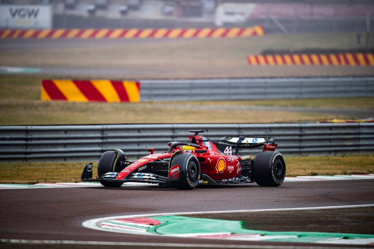 'Uma das melhores sensações da vida' diz Hamilton após testar pela primeira vez carro da Ferrari