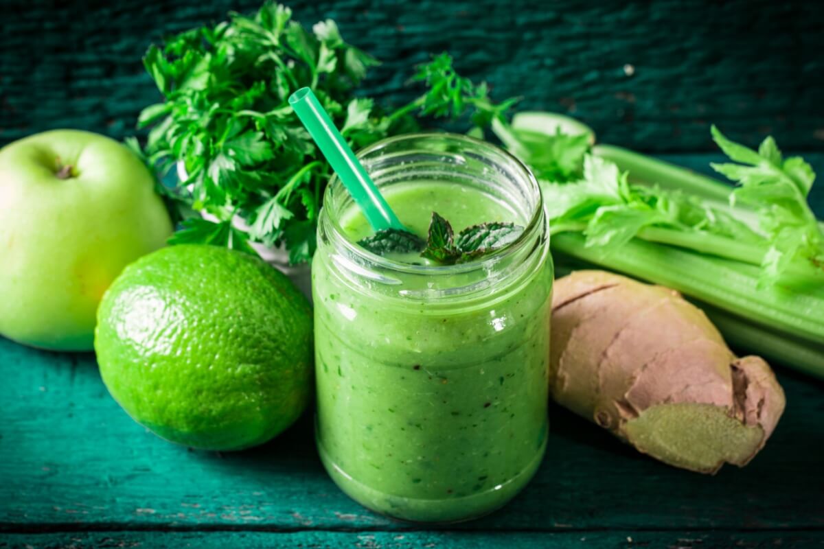 Suco detox de aipo com maçã-verde e limão (Imagem: id-art | Shutterstock)