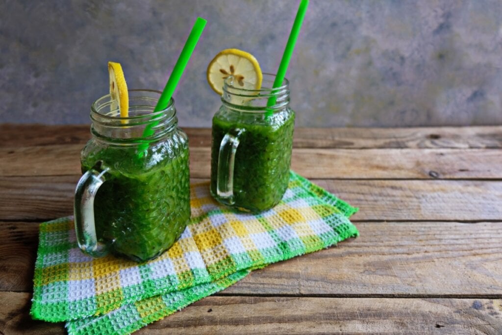 Suco detox de couve com laranja e limão-siciliano (Imagem: Rogozhina Elena | Shutterstock)
