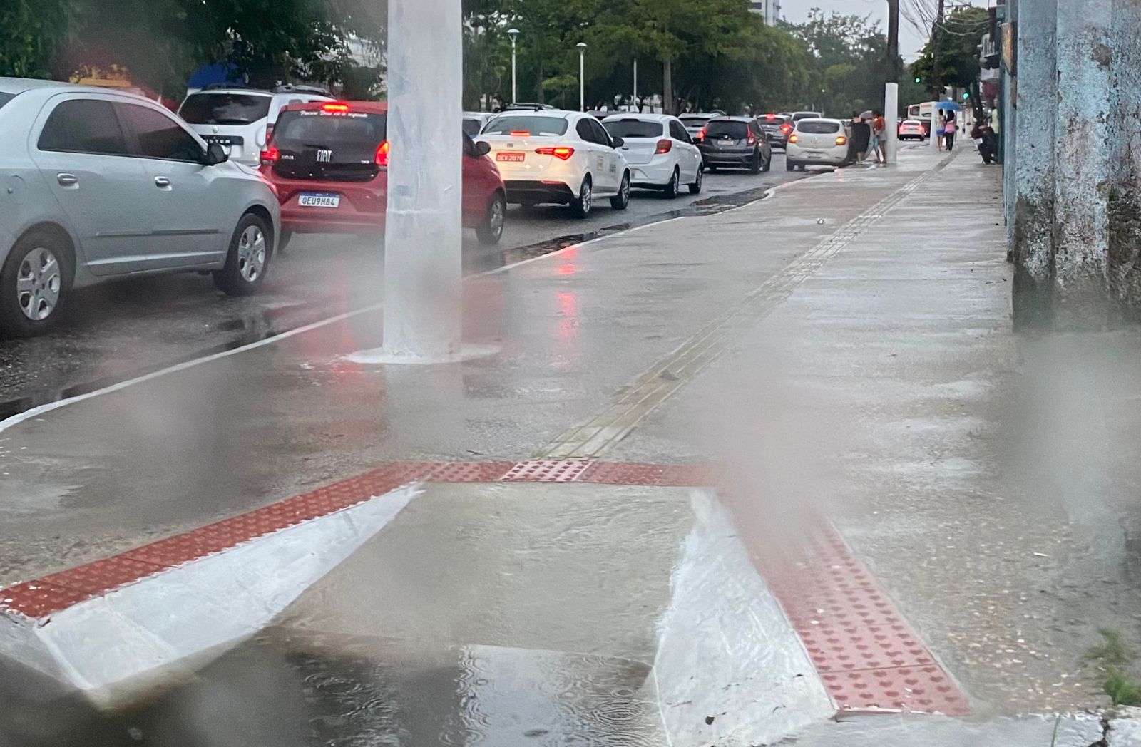 Imagem - Vídeo: alagamentos causam lentidão no trânsito nesta sexta-feira chuvosa, em Belém