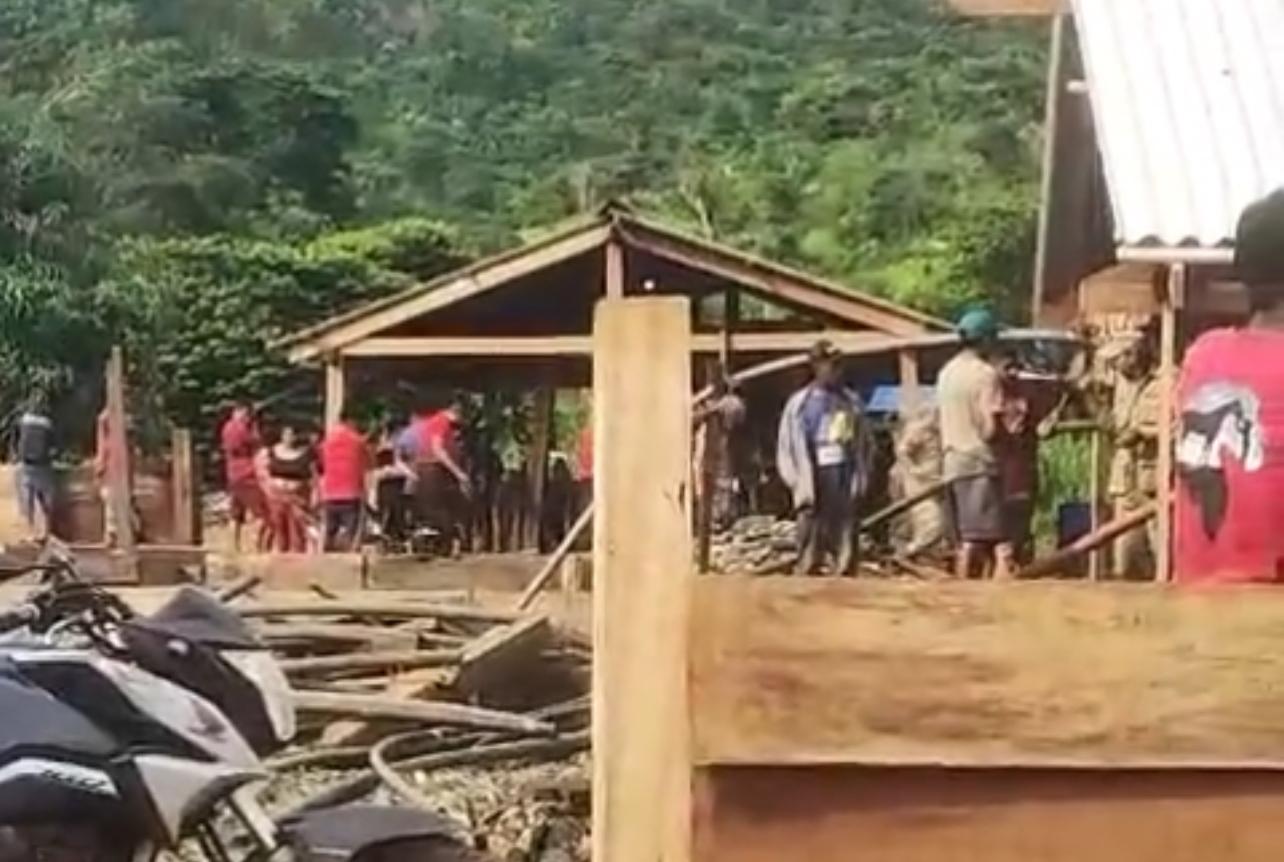 Imagem - Bombeiros atuam na busca por garimpeiros soterrados em mina de Canaã dos Carajás