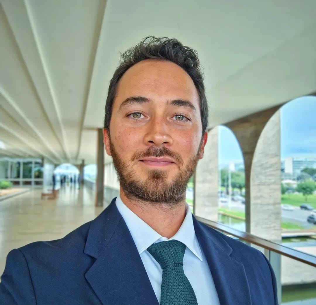 (Gabriel Falcão, conhecido por sua atuação em Malhação 2013, foi aprovado no concurso para diplomata.) 