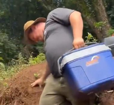 Imagem - Momento inusitado atrapalha pescaria entre amigos; assista