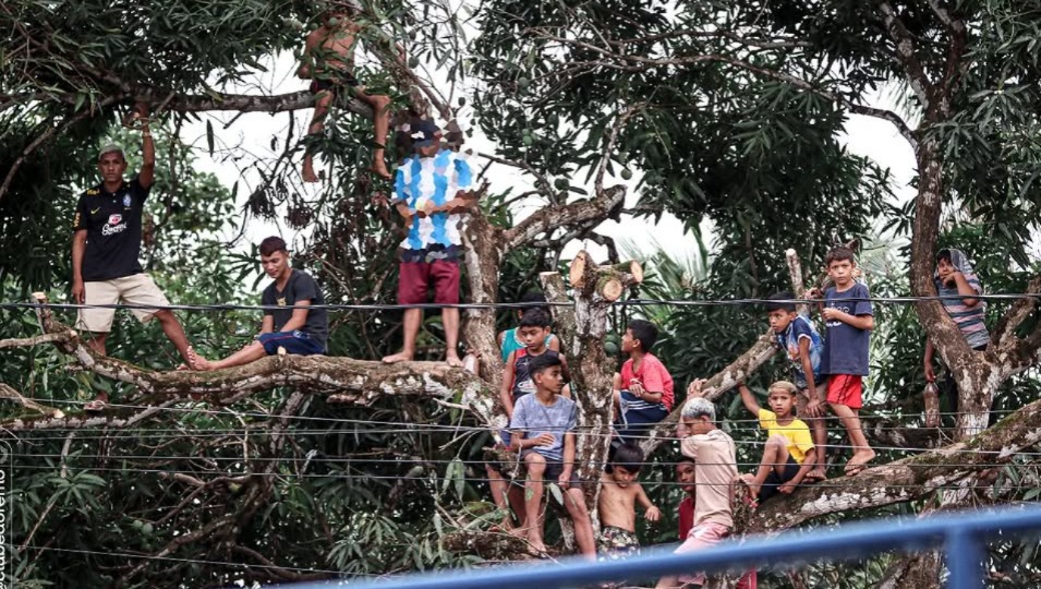 Torcedores acompanhando Caeté x Remo, em Augusto Corrêa.