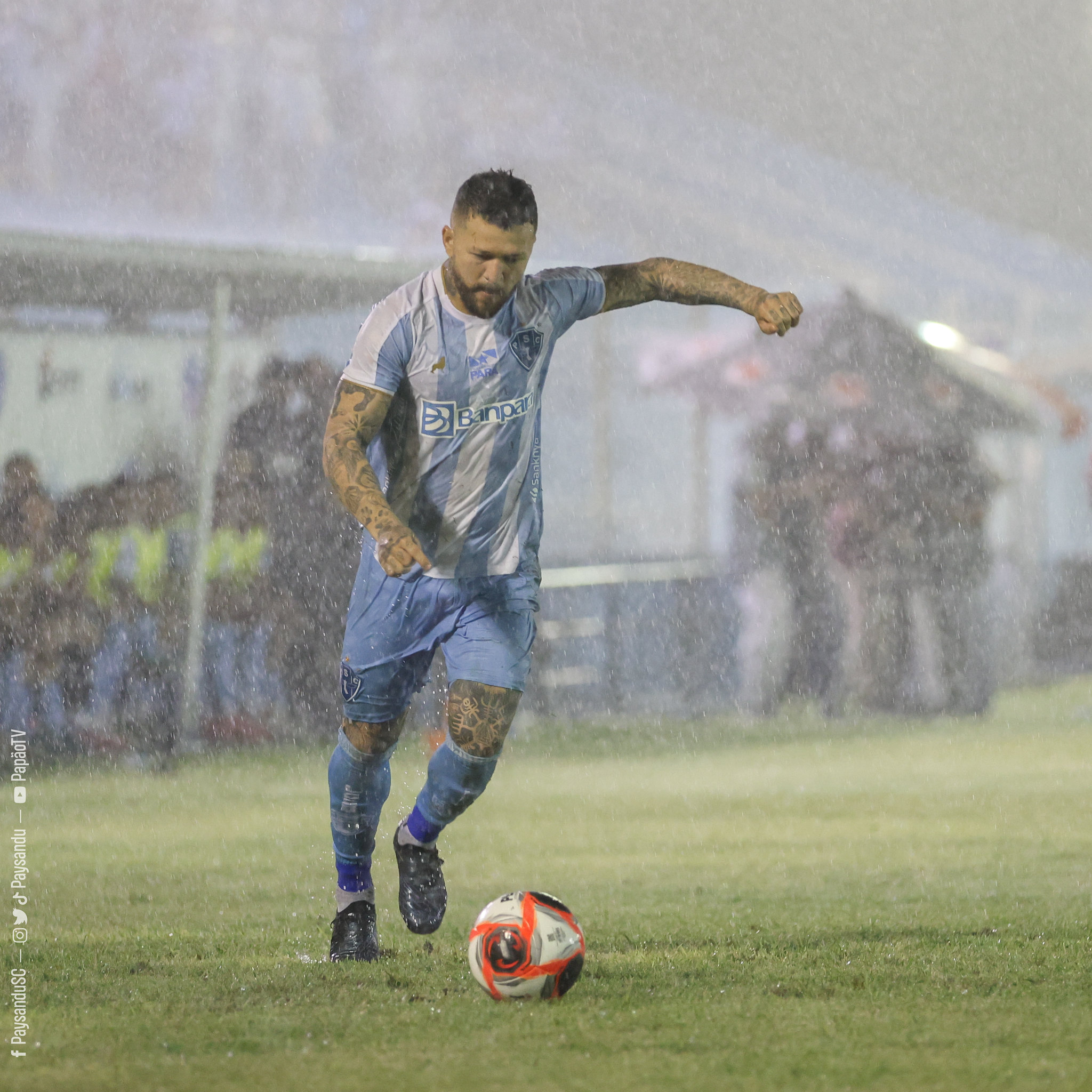 Após muita chuva, Rossi marcou o gol que sacramentou a vitória bicolor.