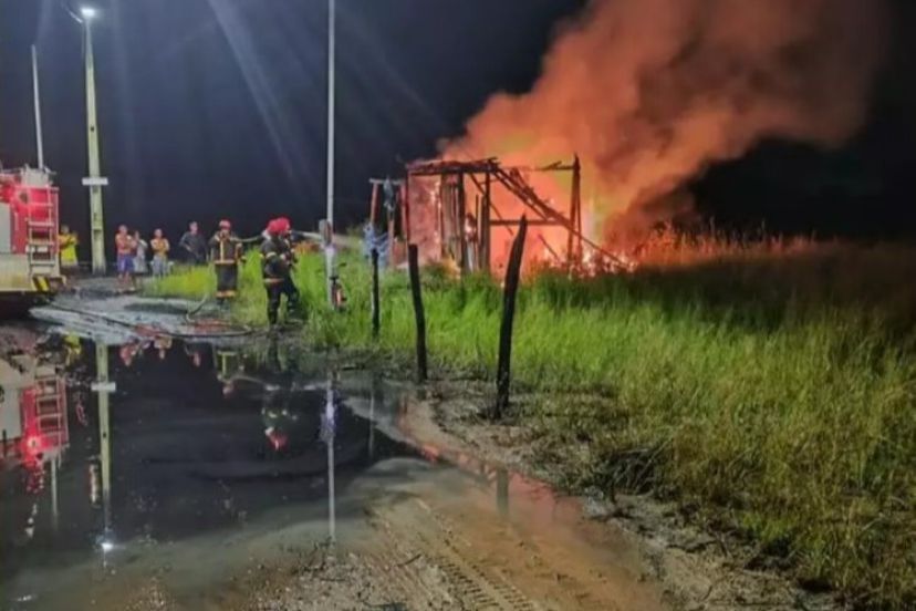 Imagem - Homem morre carbonizado após incêndio em casa de madeira, na Grande Belém