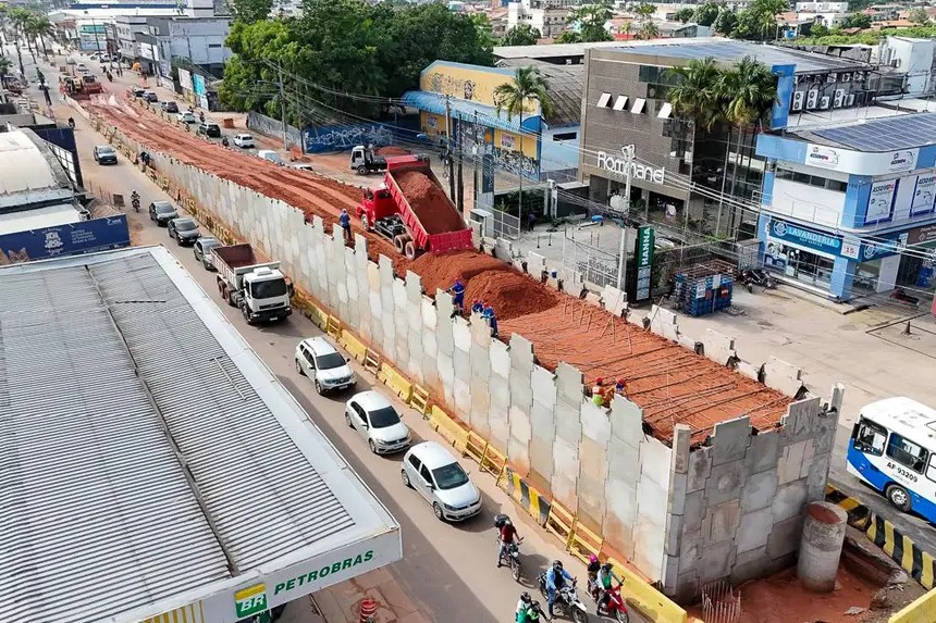 A obra de construção do viaduto chega à etapa do teste de carga para avaliar se os pilares de sustentação suportam o peso dos veículos.